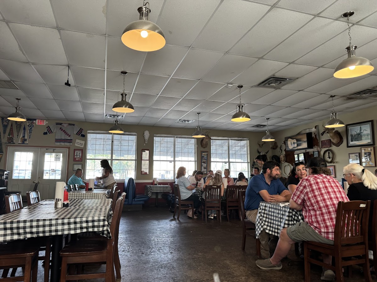 Doe's Eat Place Interior Photo - Doe's Eat Place Steakhouse in Bentonville, AR