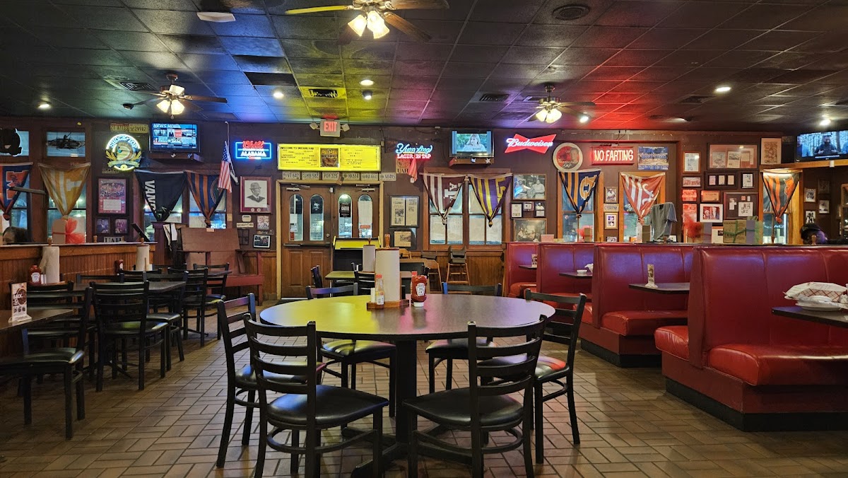 Dreamland BBQ Interior Photo - Dreamland BBQ American in Huntsville, AL