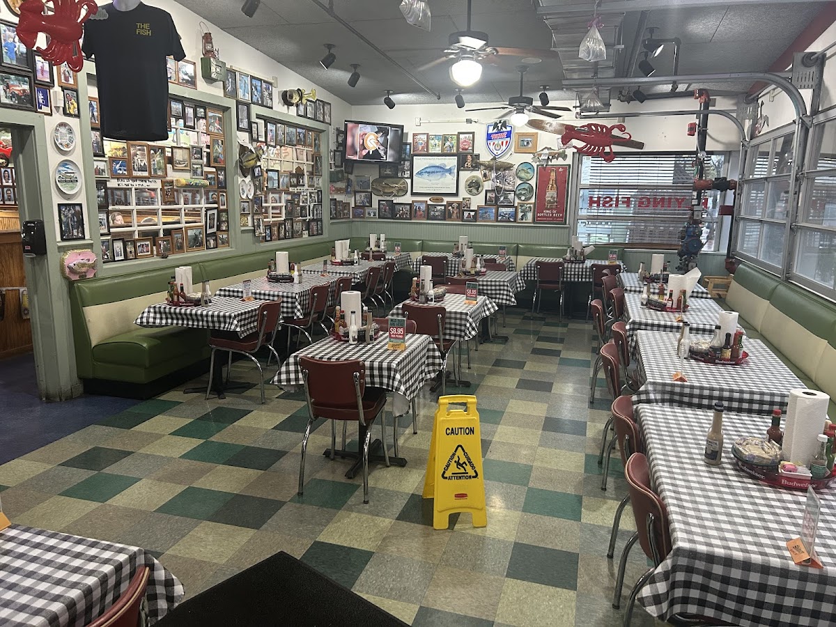 Flying Fish Interior Photo - Flying Fish Seafood in Bentonville, AR