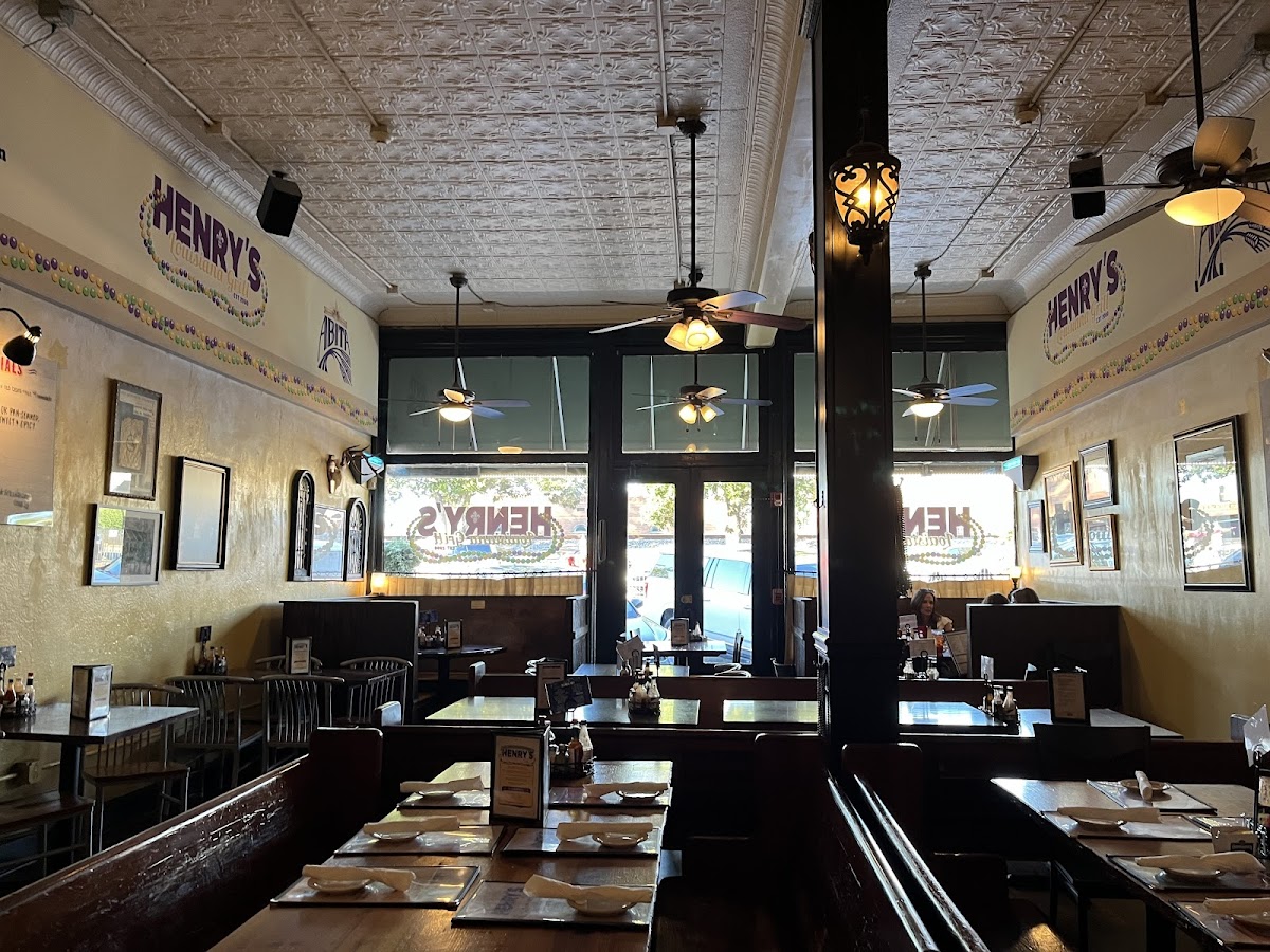 Henry's Louisiana Grill Interior Photo - Henry's Louisiana Grill Cajun in Acworth, GA