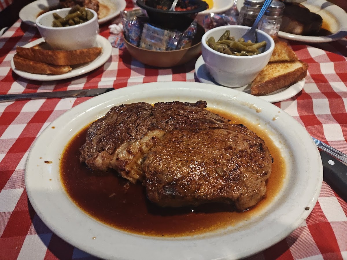 Herman's Ribhouse Food Photo - Herman's Ribhouse Restaurant in Fayetteville, AR