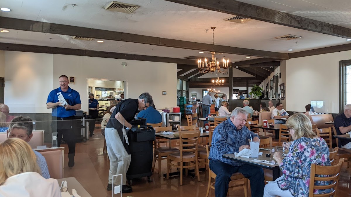 Lloyd's Restaurant Interior Photo - Lloyd's Restaurant BBQ in Birmingham, AL