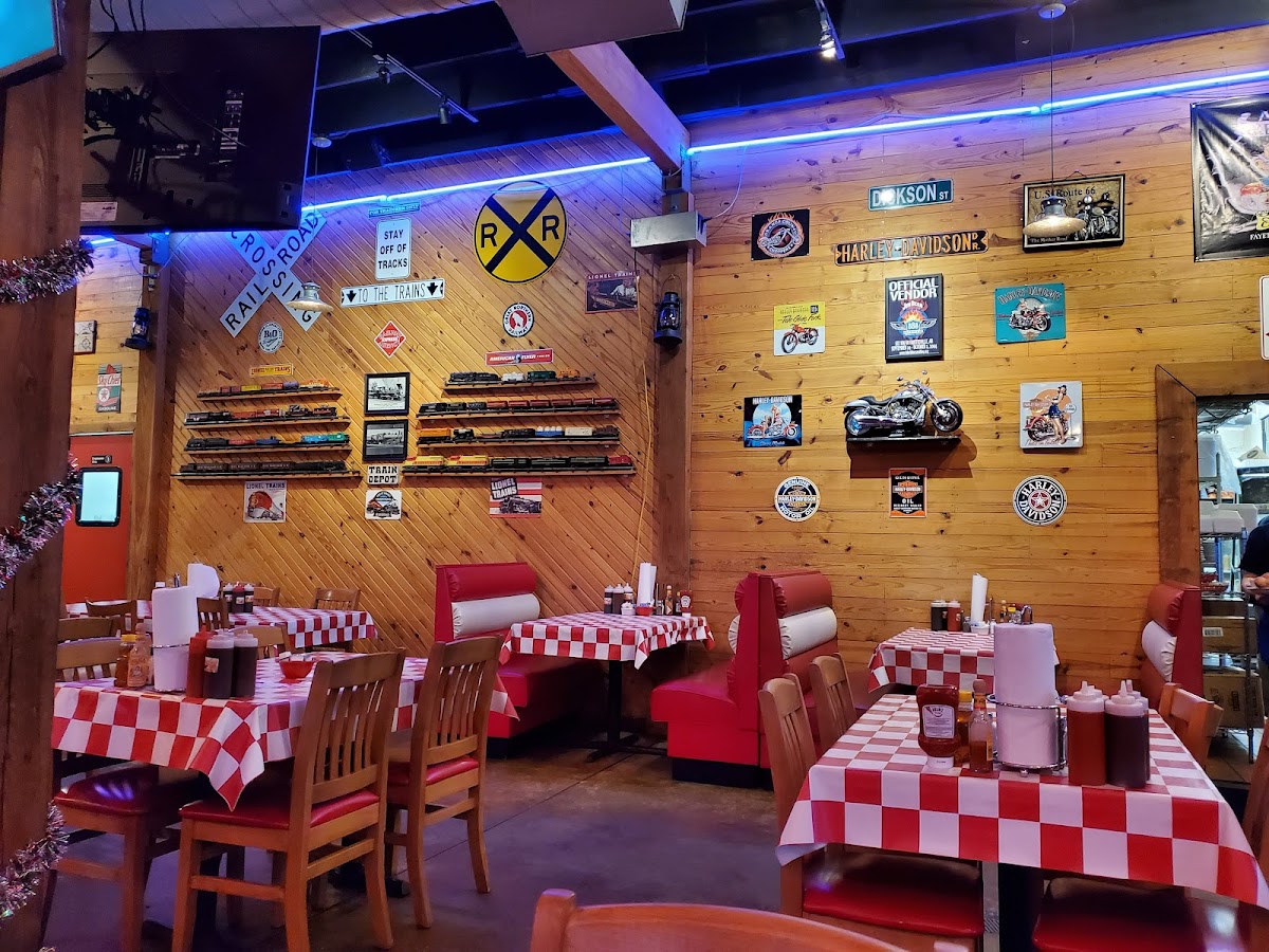 Smokin' Joe's Ribhouse Interior Photo - Smokin' Joe's Ribhouse Restaurant in Bentonville, AR